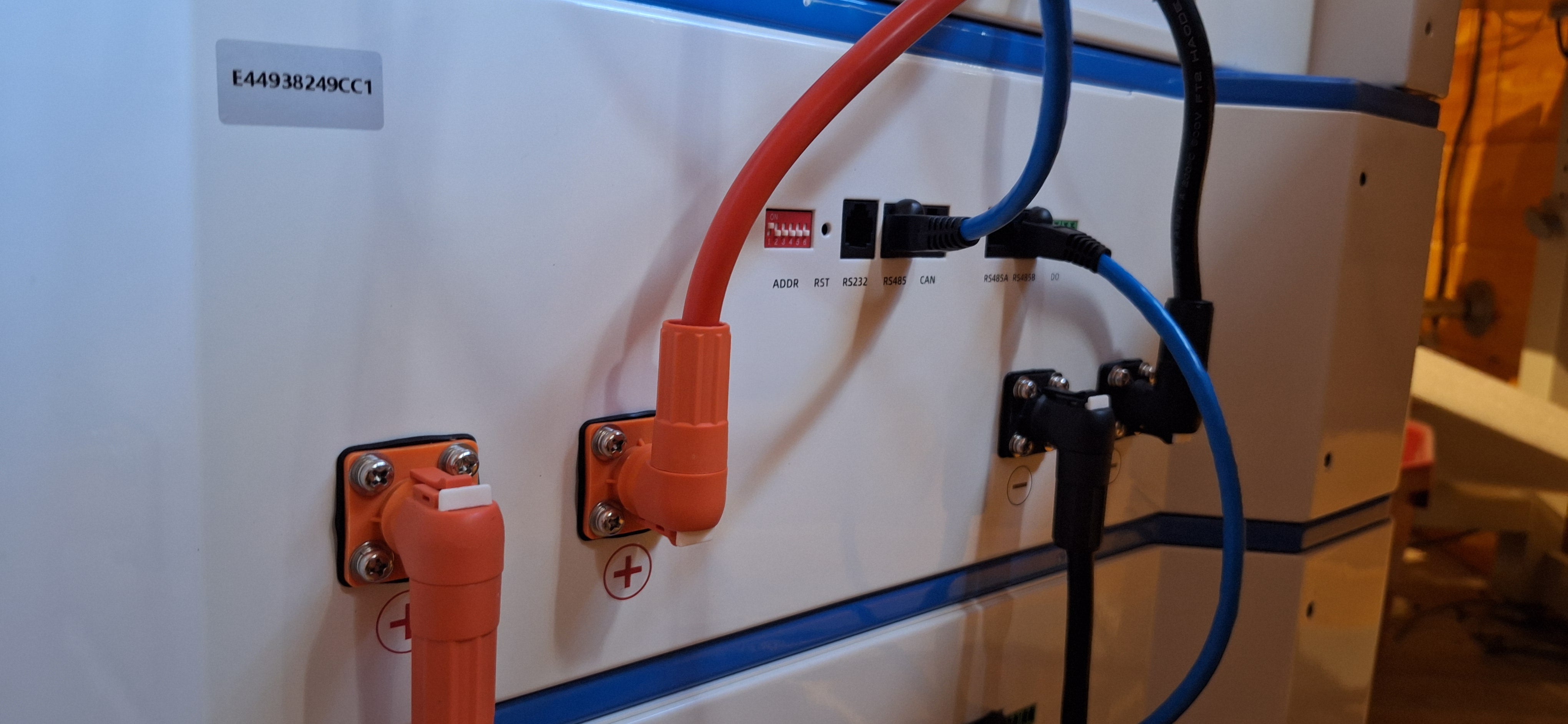 OMO All-In-One Customizable Stacking Inverter/Battery System 120/240 11000W Total Inverter Output + 5.12KW Lithium Battery