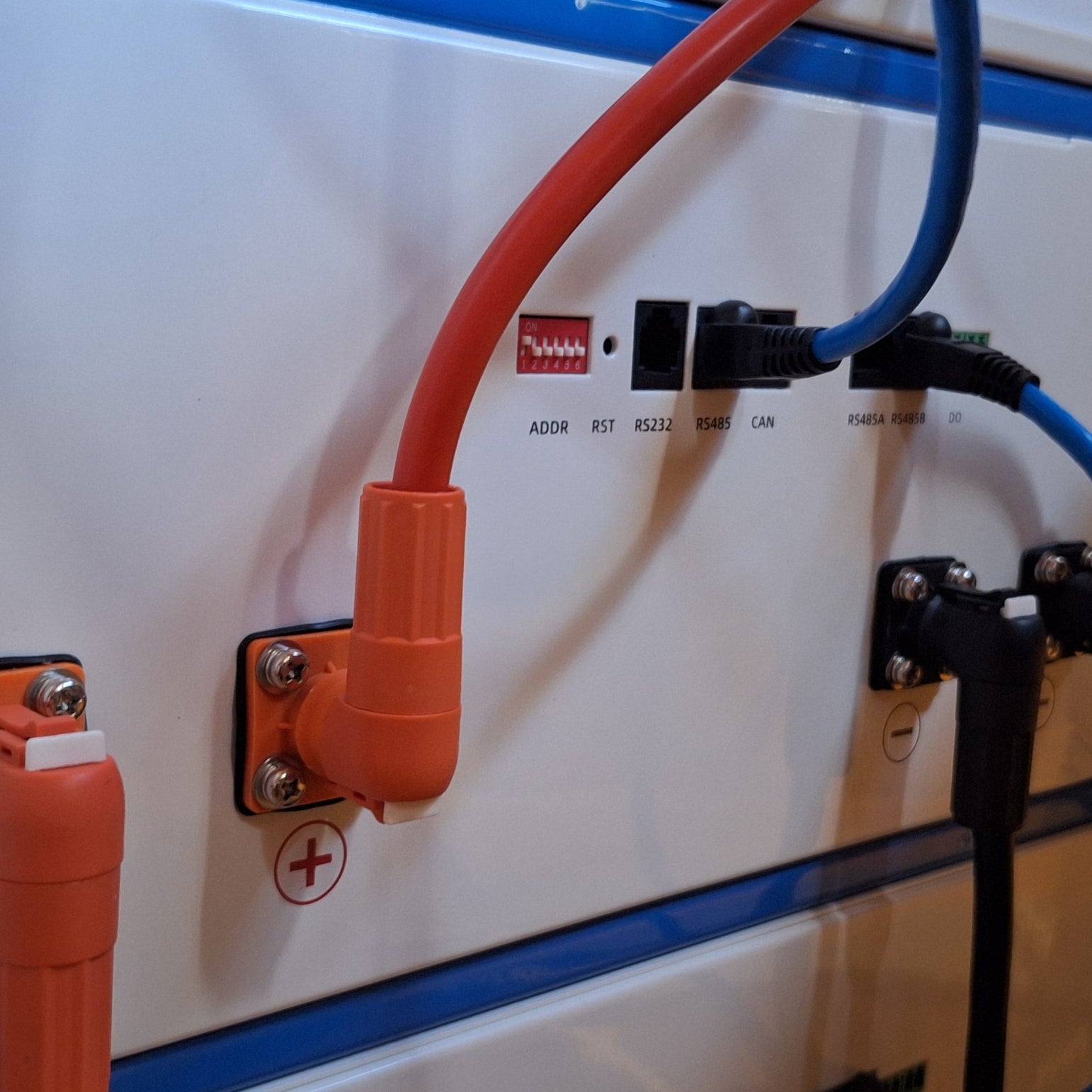 OMO All-In-One Customizable Stacking Inverter/Battery System 120/240 11000W Total Inverter Output + 15.36KW Lithium Battery